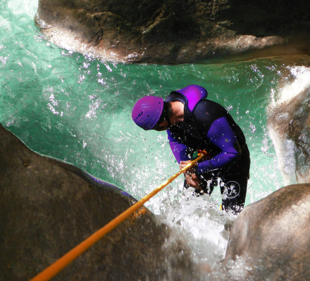 experiences-insolites-a-amberieu-en-bugey-canyoning-massage